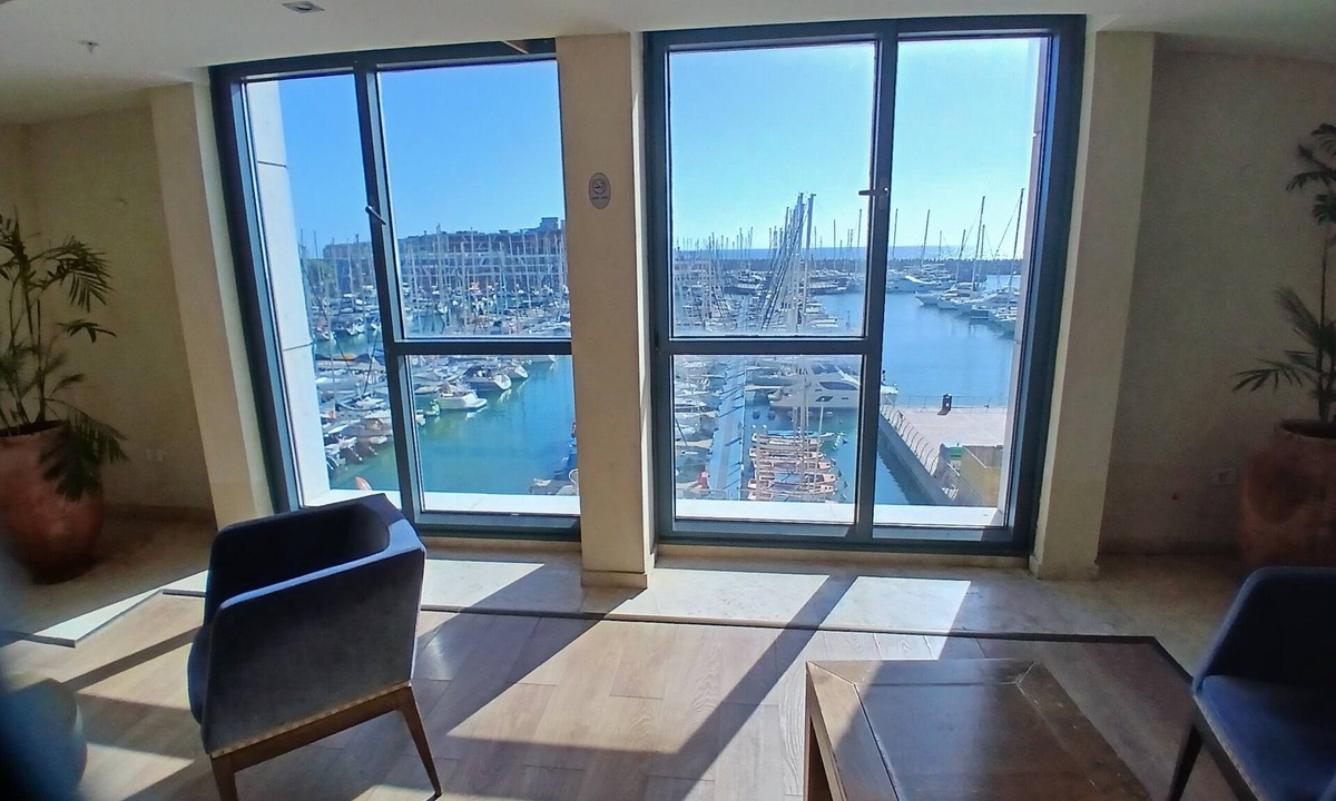 Herzliya Pituach Hotel | Chic hotel suite in superb Herzliya with fitness room, WiFi and pool