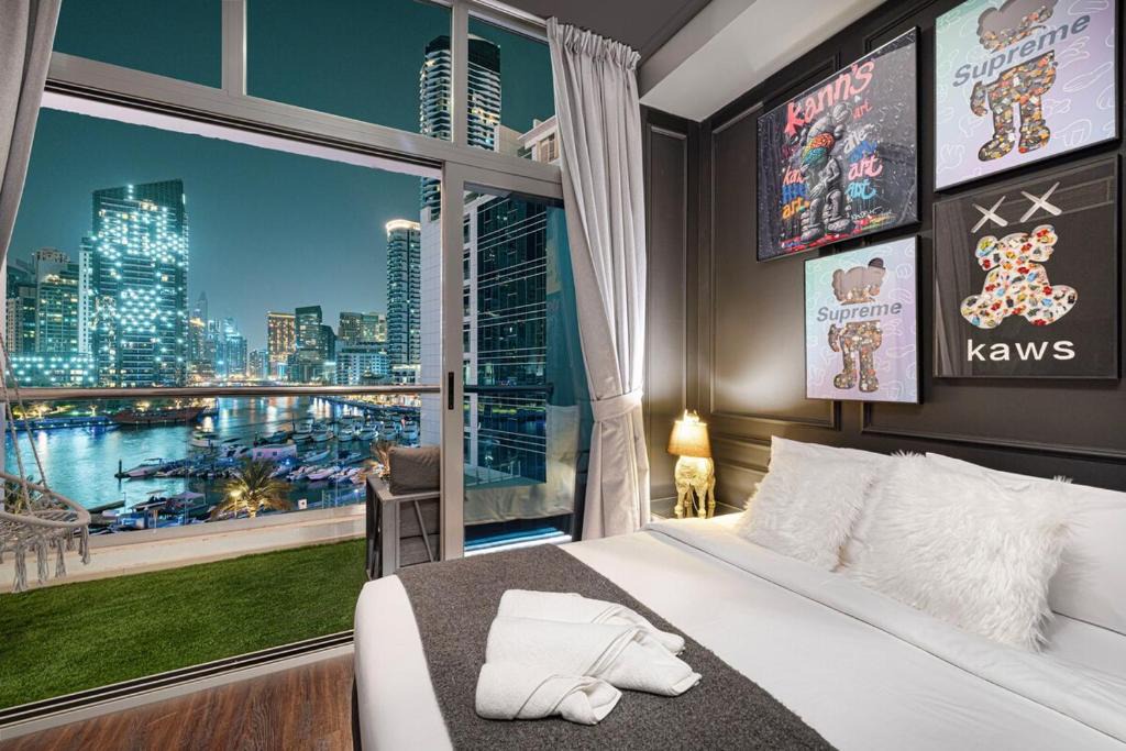 Dubai Marina Apartment | Chic Marina View - Timeless Studio Escape