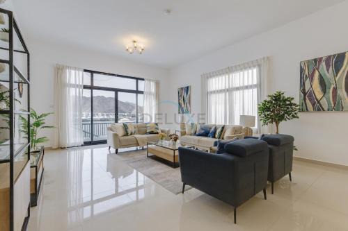 Sharm Apartment | Coastal Escape with Private Pool, Breathtaking Sea And Mountain Views, Near Al Aqah Beach - Al Dana Island, Fujairah by Deluxe Holiday Homes
