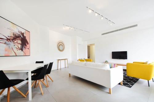 Old North Apartment | Colorful 2BR next to Tel Aviv Port by HolyGuest