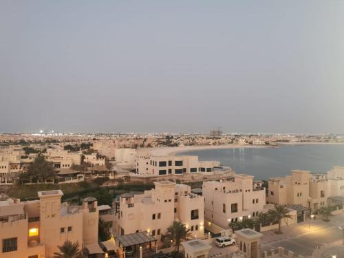 Al Hamra Village Apartment | Comfort and Charm Studio in Marina Residences, Al Hamra Village