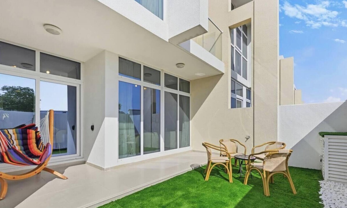 Dubai House | Contemporary 3-Bedroom Villa by Deleguest