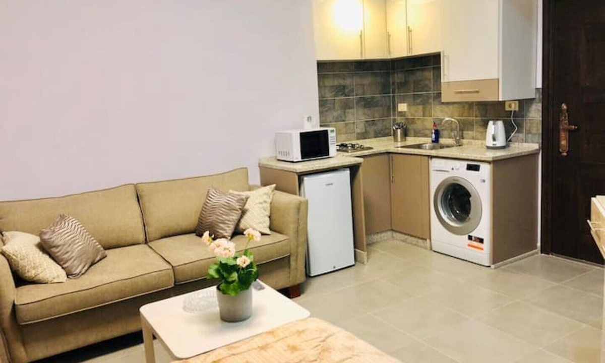 Al Swaifyeh Apartment | Convenient studio 13 mins to downtown - steps away to great food, cafes, shops