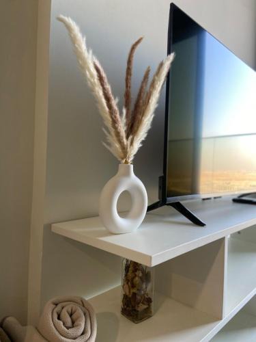 Dubai Apartment | Cosy fully furnished studio apartment with WIFI