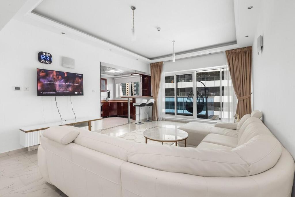 Dubai Marina Apartment | Cozy 1BR with gym & pool in heart of Marina - Opal Tower