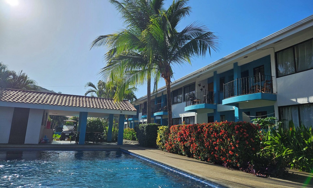 Coco Condo | Cozy 2 Bedroom Condo with AC and Pool in the Desirable Las Palmas Neighborhood