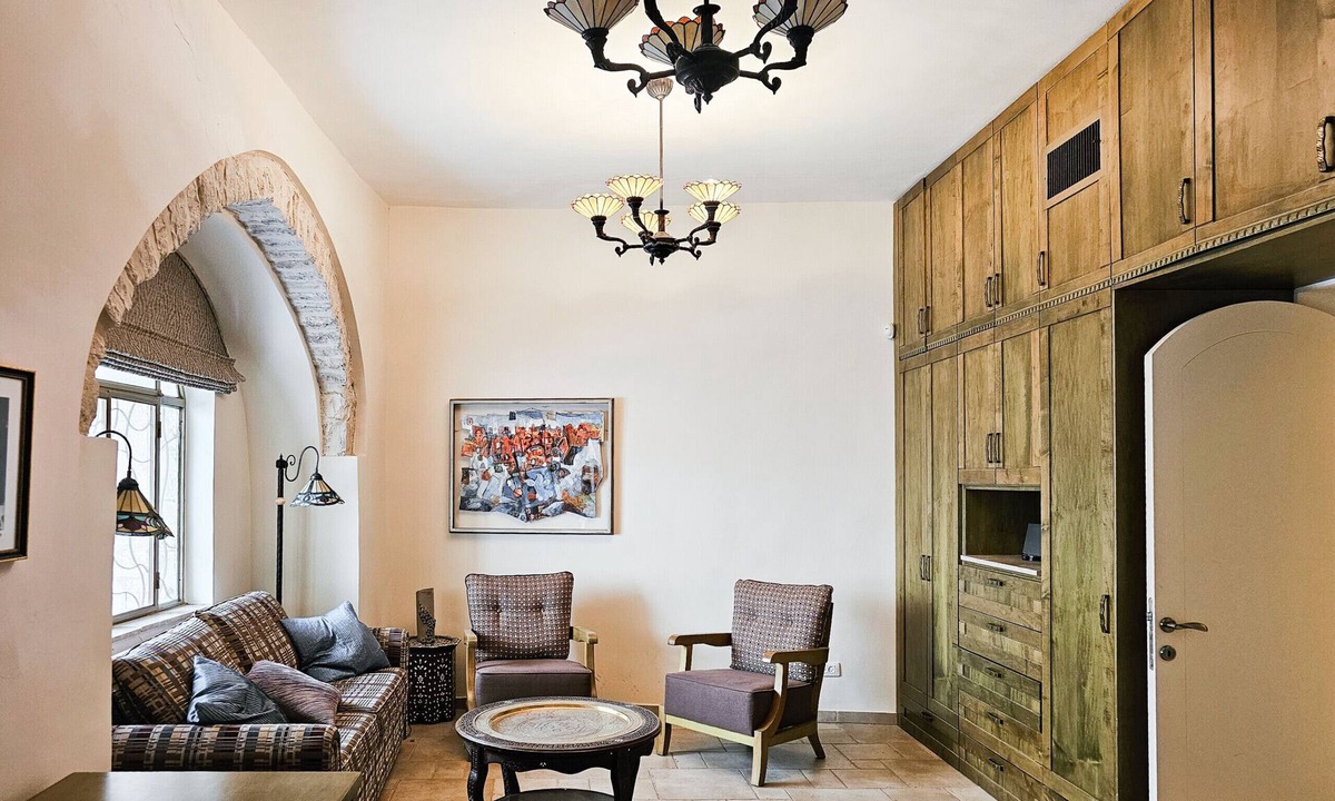 Old City Apartment | Cozy Authentic Retreat in Old City by FeelHome