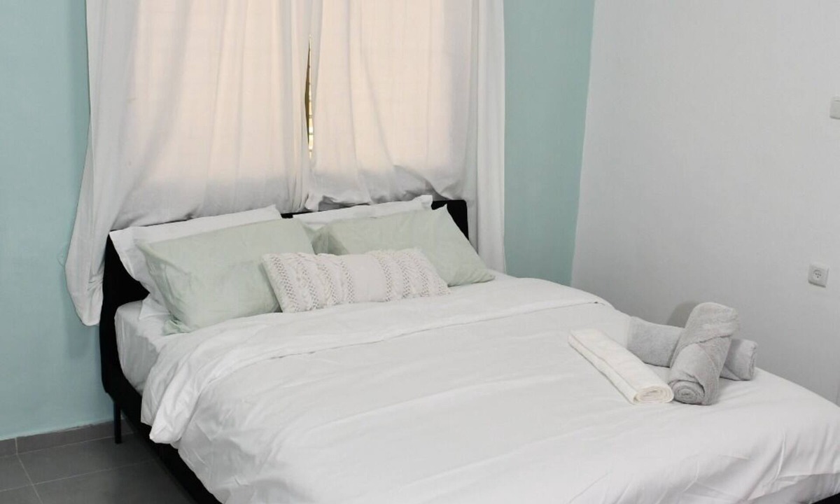 Kerem HaTeimanim Apartment | Cozy Studio Apt. BEST location in Tel Aviv. Between Carmel Market and the Beach