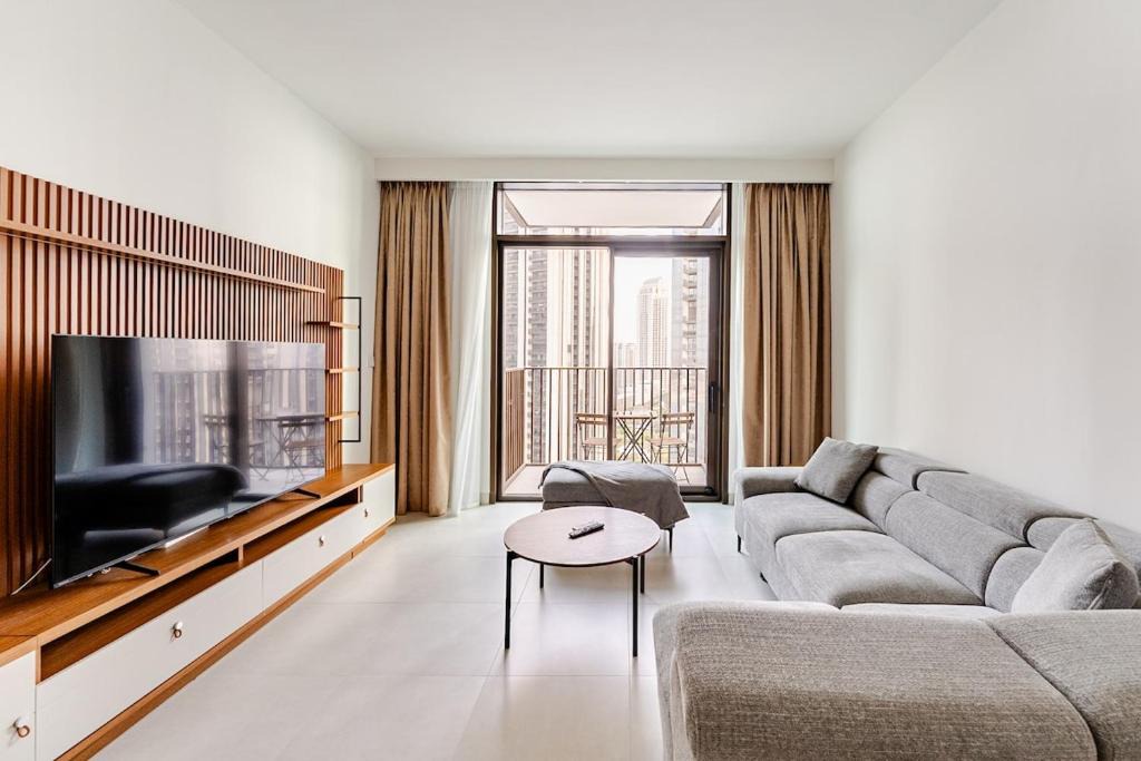 Dubai Apartment | Creek crescent high floor