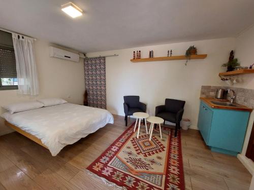 Kfar Vradim Apartment | Cute guest room