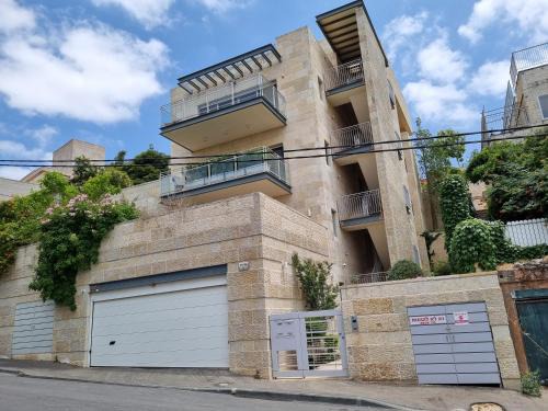 Ein Karem Apartment | Cute Studio near Yad Vashem by the light rail station FREE street parking