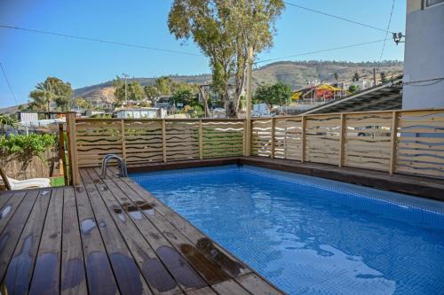 Tiberias Old City Cabin | Domos Tiberias - Heated pool דומוס טבריה- בריכה מחוממת דקת הליכה לממד