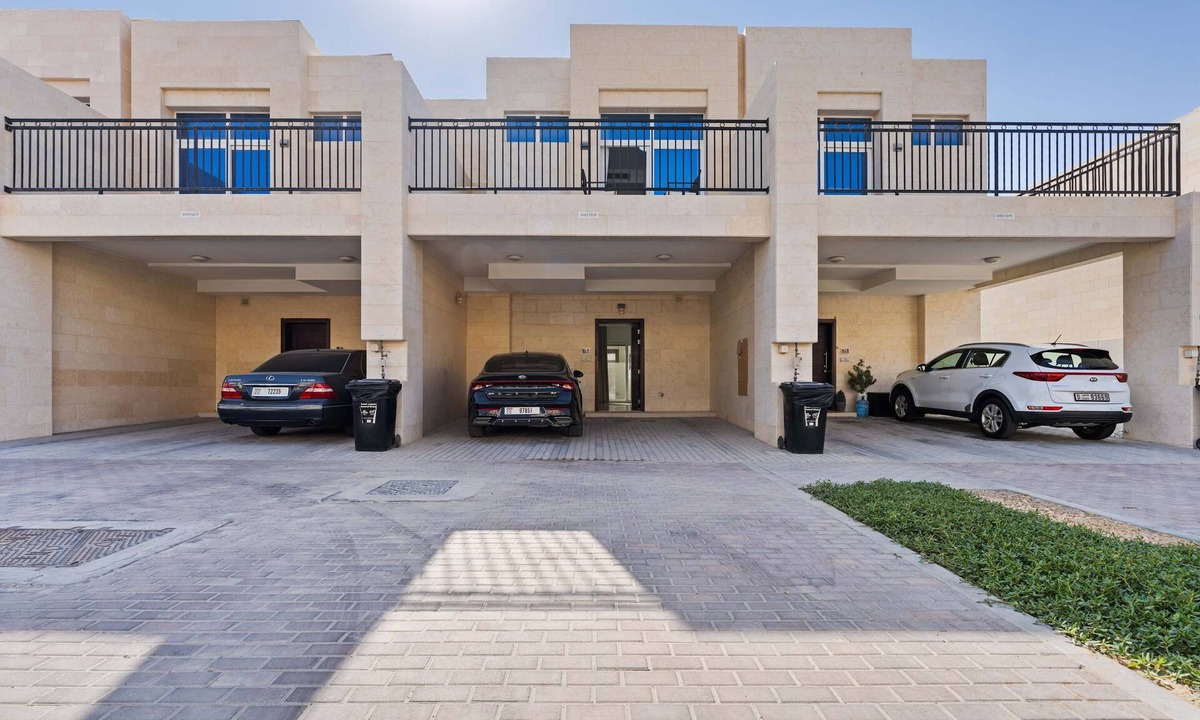 Dubai House | Elegant 3BR Villa Retreat w Private Backyard