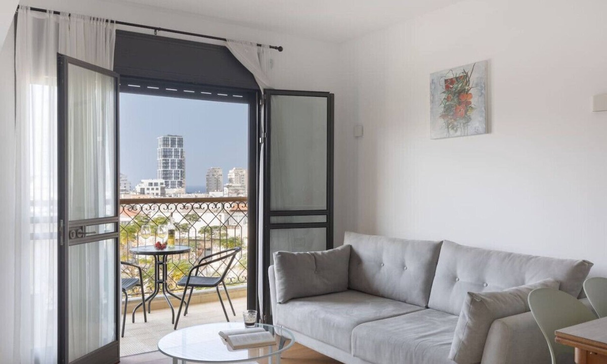 Tel Aviv City Center Apartment | Elegant Apt w Balcony & Mamad in Heart of Tel Aviv