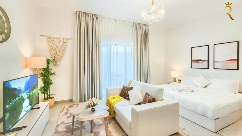 Abu Dhabi Apartment | Elegant Studio - Luxe Yas Golf Retreat