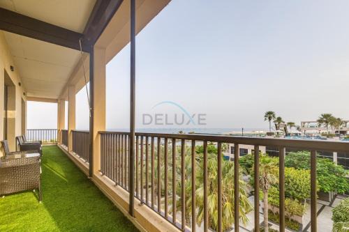 Al Kubus Apartment | Exquisite 2BR Seafront Haven with Resort Lifestyle and Panoramic Sea Views, Near Faqiat Beach and Campsite, Mina Al Fajer D, Fujairah by Deluxe Holiday Homes
