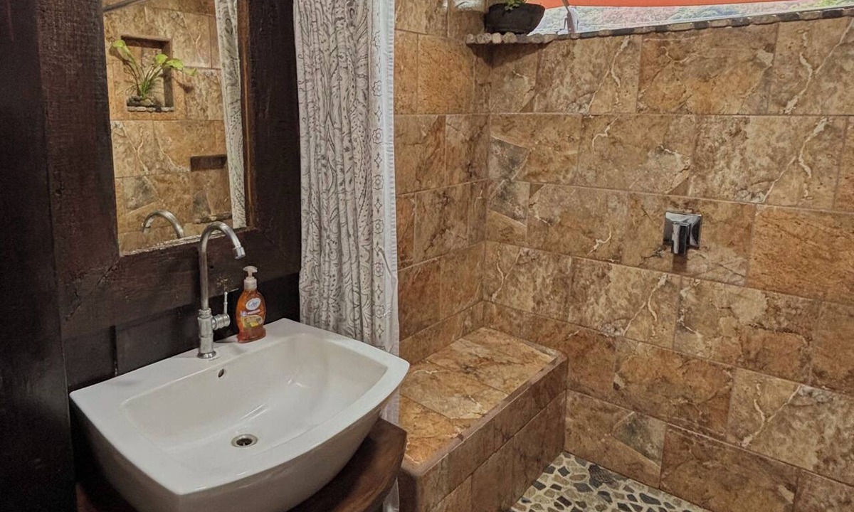Sarchi Norte Cabin | Family & Pet friendly Nestled in the forest Trails Waterfalls 13 km away 8 beds