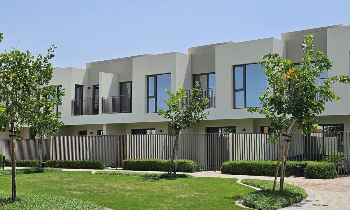 Dubai House | Family townhouse with pool & gym