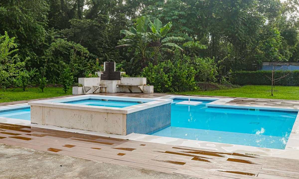 Jaco House | Gleaming tropical home with private pool, pool spa, outdoor kitchen, and W/D