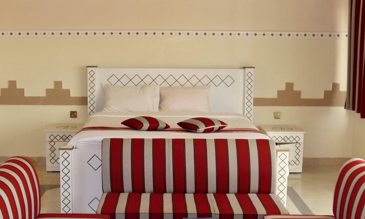 Jalan Bani Buhassan House | Golden Palm Oasis - Royal Palm Suite