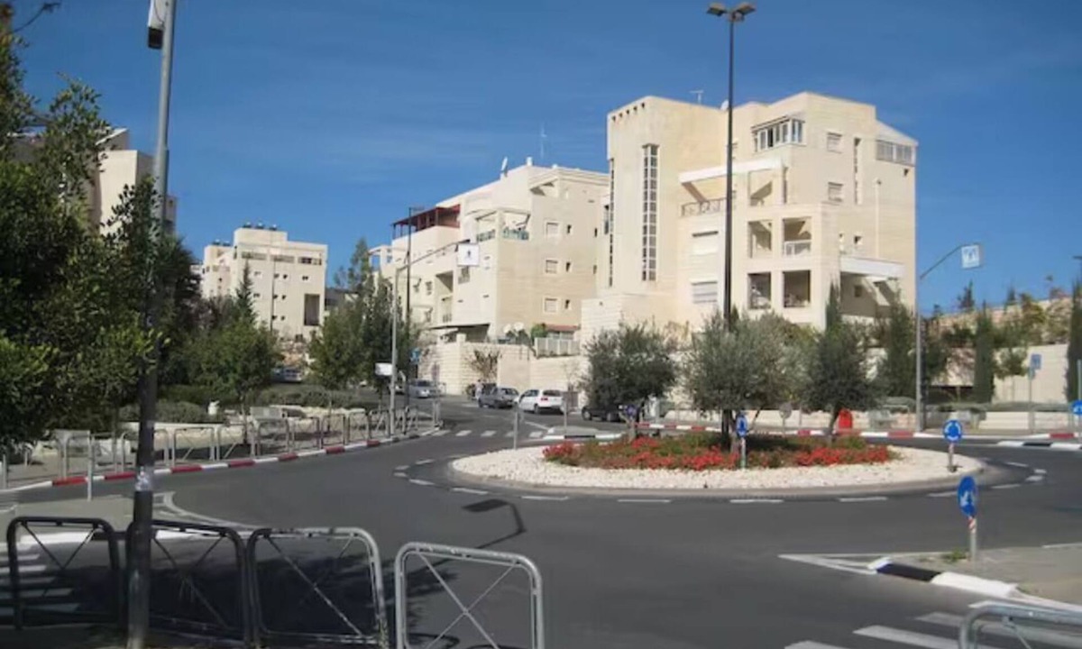 Jerusalem Apartment | HEART OF JERUSALEM APARTMENT, WIFI , 2 BEDROOMS SLEEP 6+ people with parking.