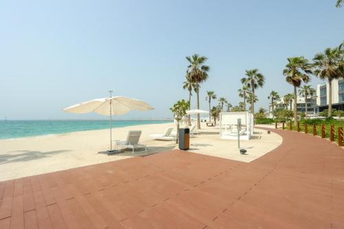 Dubai Apartment | High-end Beachfront 4BR Duplex with Patio Sea and Burj View