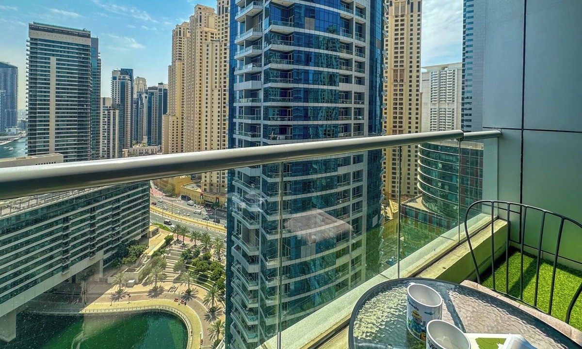 Jumeirah Beach Residence Apartment | HiGuests - Bay central