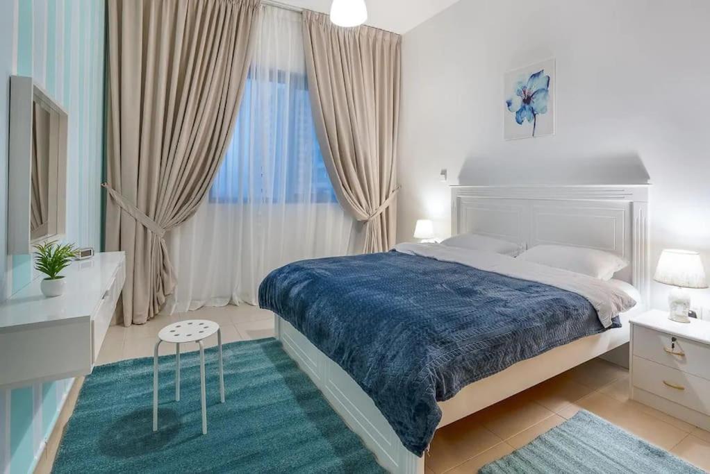 Abu Dhabi Apartment | HUGE 2 Bedroom Apartment Beach Front (City View)