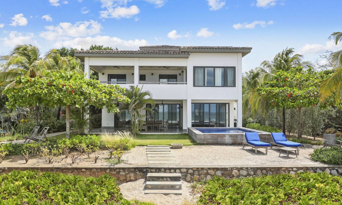 Playa Colorado House | Iguana Beach House: Spacious Beachfront House with Swimming Pool