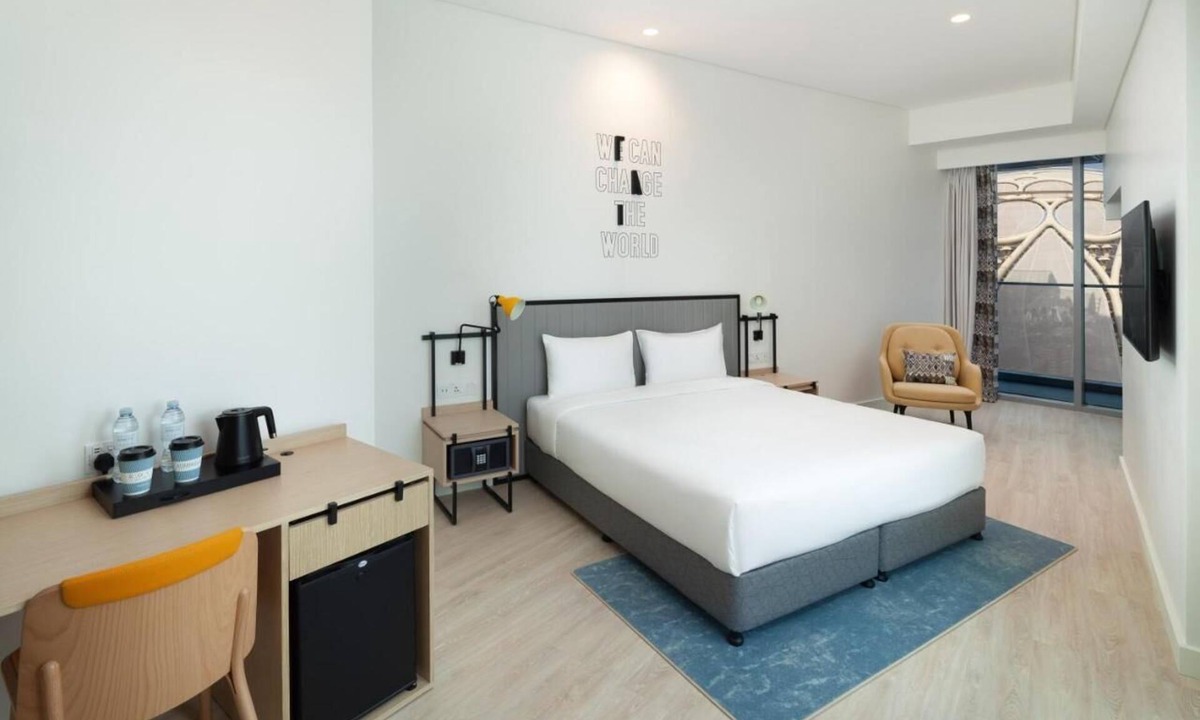 Dubai House | King Room Near Expo 2020 By Luxury Bookings