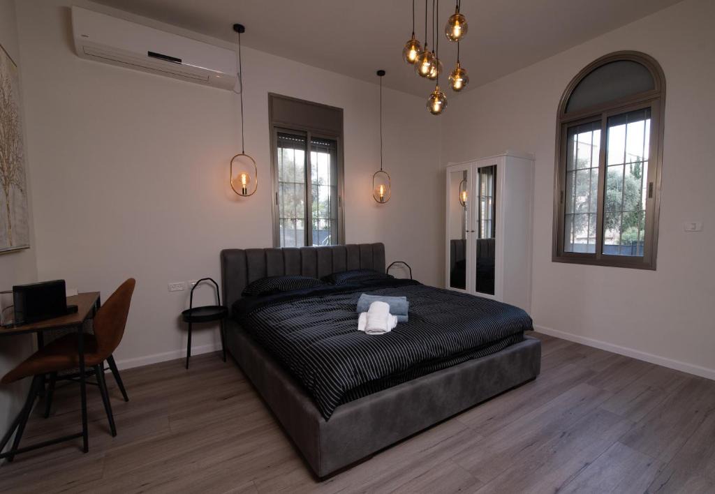 Haifa Apartment | King's bed - Stay Royal and Stylish Bahai's Garden