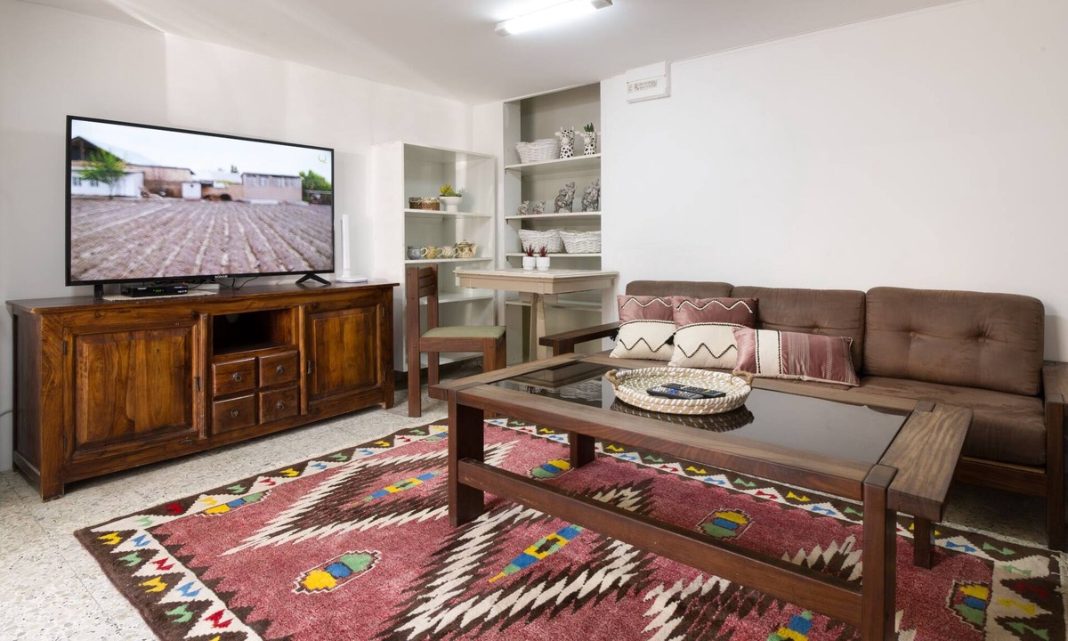 German Colony Apartment | Lovely & Budget apartment at the Center, gardens & German colony