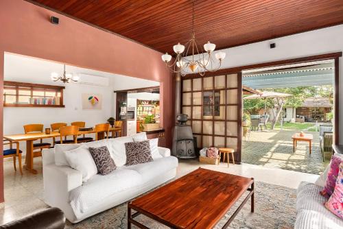 Nahariya House | Lush Garden Oasis.