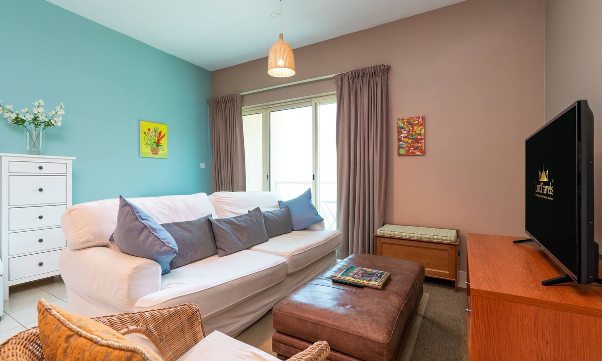 Emirates Hills Apartment | ★Luxe 1BD Apt/Sleeps 4/Parking/Pool/Gym/★