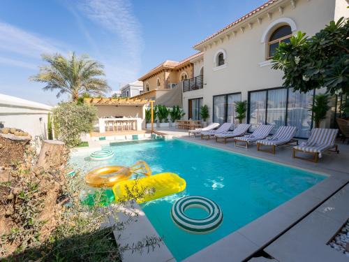 Dubai Villa | Luxurious Villa 5BHK with Pool BBQ and Full Time Housemaid Assistance - live in