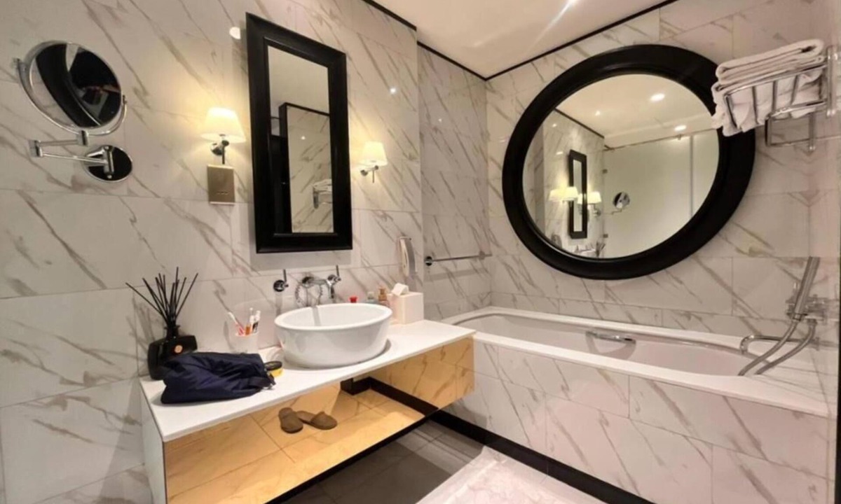 Business Bay Hotel | Luxury 1 BHK Apartment with City & Canal Views!