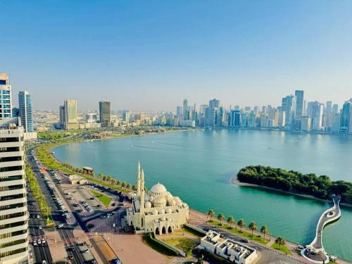 Al Majaz Apartment | Luxury 3BR Sea Skyline View Noor