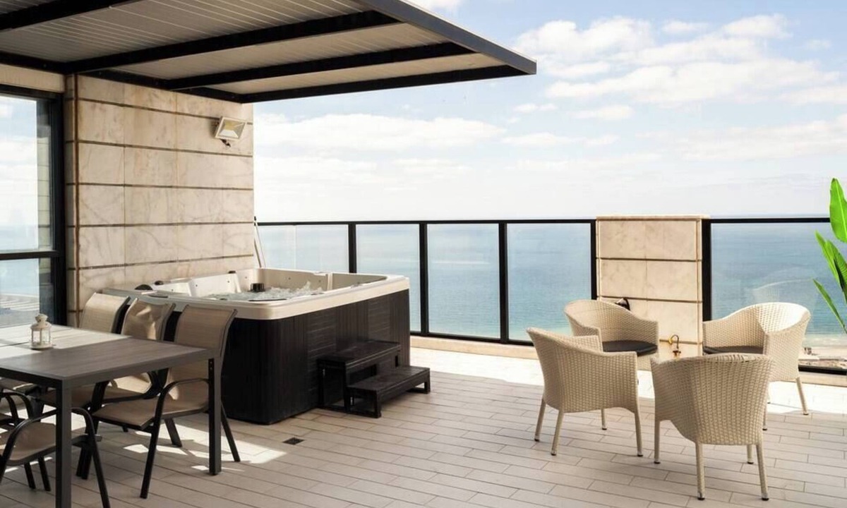 Bat Yam Apartment | Luxury Penthouse w/Jacuzzi & Sea View | Mamad