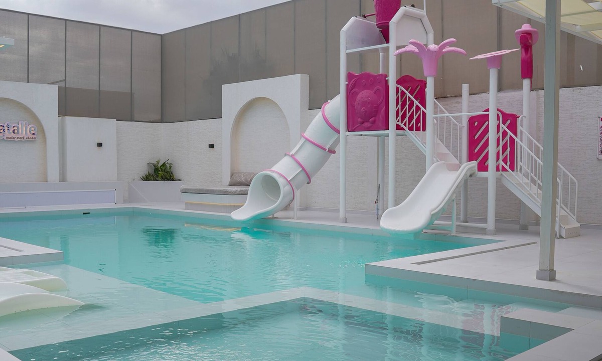 Al Kafrayn Villa | Luxury Private Chalet Dead Sea Exclusive Kids Water Park ,Heated Pool , BBQ,3BD