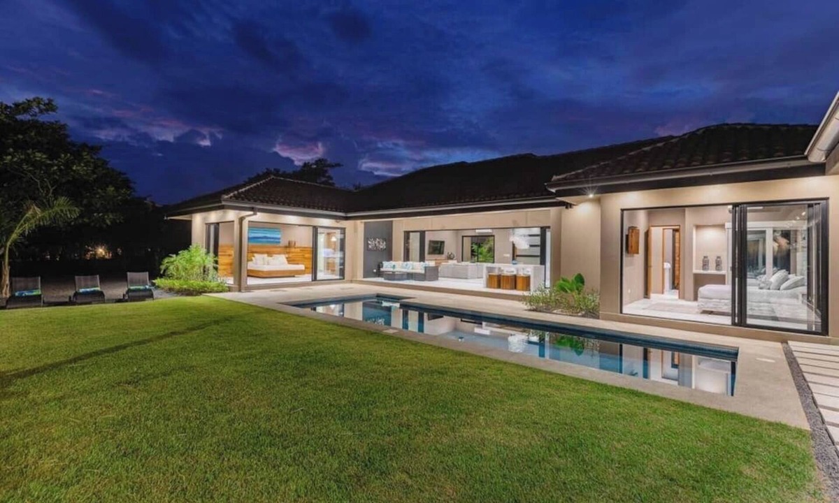 Tamarindo House | Luxury Villa for 20 Guests with Beach Club, Daily Housekeeping & Private Pool in Hacienda Pinilla