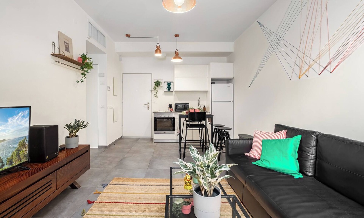 Tel Aviv Promenade Apartment | Marvelous 1BR apartment with AC in Allenby