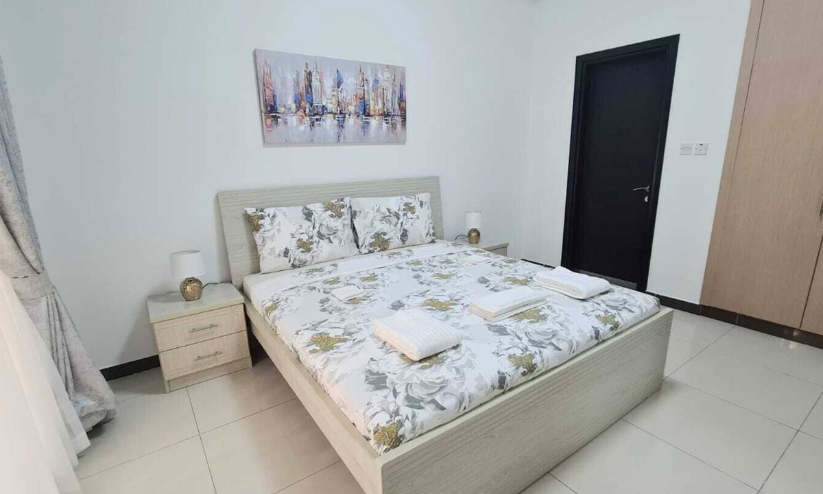 Dubai Apartment | Mirage 1 Residence Lavish Modern Apartment with Balcony