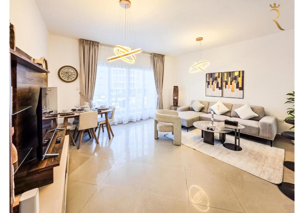 Abu Dhabi Apartment | Modern 1BR - Poolside & Gym Retreat