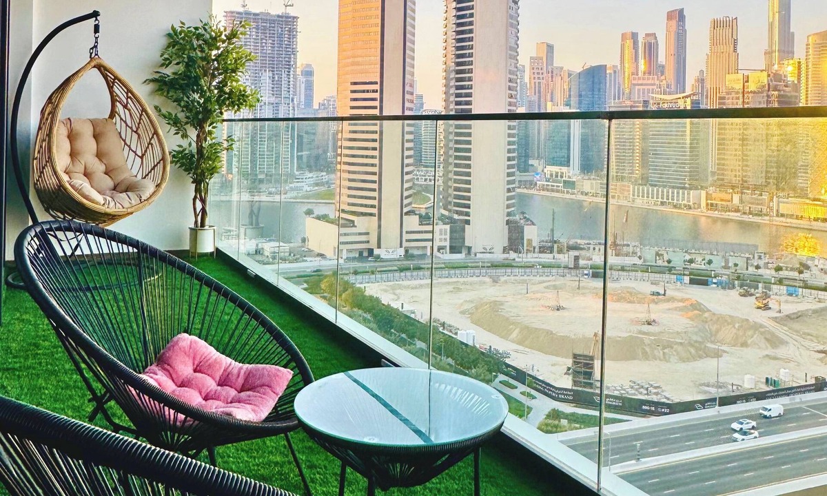 Business Bay Apartment | Modern 1BR with Burj Khalifa & Canal View Near Downtown Dubai & DIFC