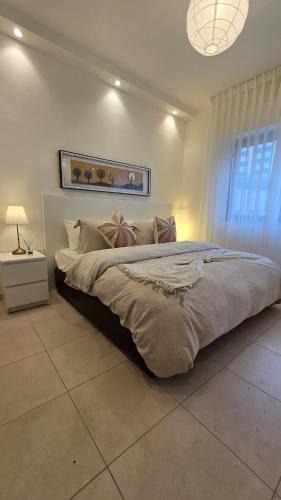 Al Swaifyeh Apartment | Modern One Bedroom with Steps from the Best Shops