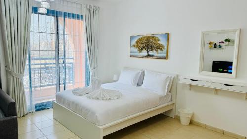 International City Apartment | N08 Luxury Furnished Apartment with balcony Near bus stop Persia cluster