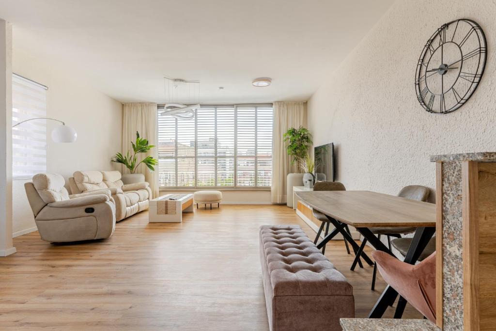 Kiryat Yam Apartment | Near Beach, Family Penthouse