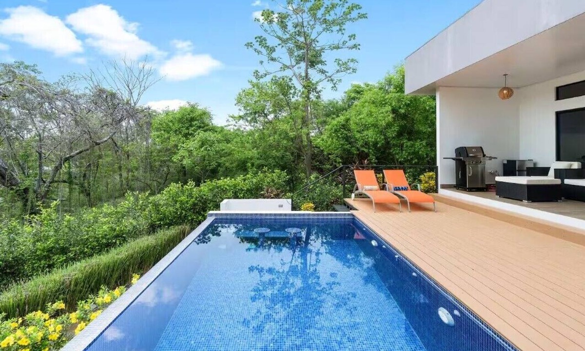 Coco Villa | New Listing Villa Emsita Hermosa 3 BR Villa Private Pool