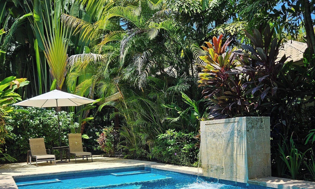 Uvita Villa | NEW! Walking distance from famous Whale's Tail *Salt POOL & Oasis Garden*