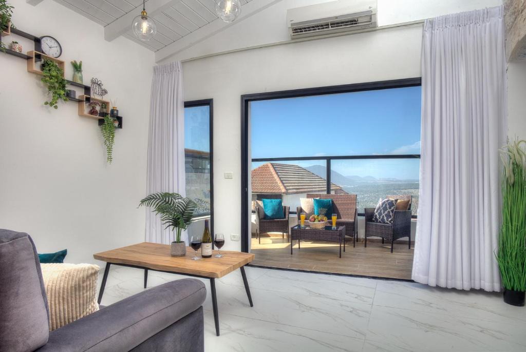 Safed Old City Apartment | Nof Marom - apartment with shelter room נוף מרום -דירה עם חדר ממ"ד
